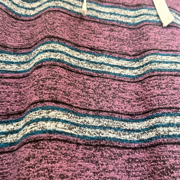 |Sold|  🌻4/$15🌻   •Baja style hoodie• - Picture 3 of 4